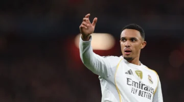 حديث مع أربيلوا.. الإعلام الإسباني يكشف حقيقة انتقال أرنولد إلى مانشستر سيتي